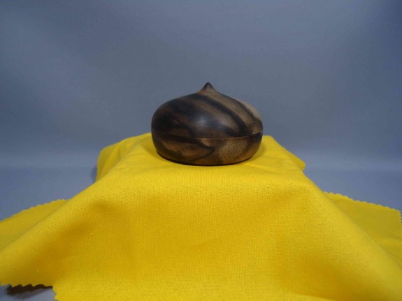 宝珠香合　黒柿