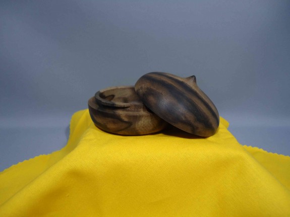 宝珠香合　黒柿